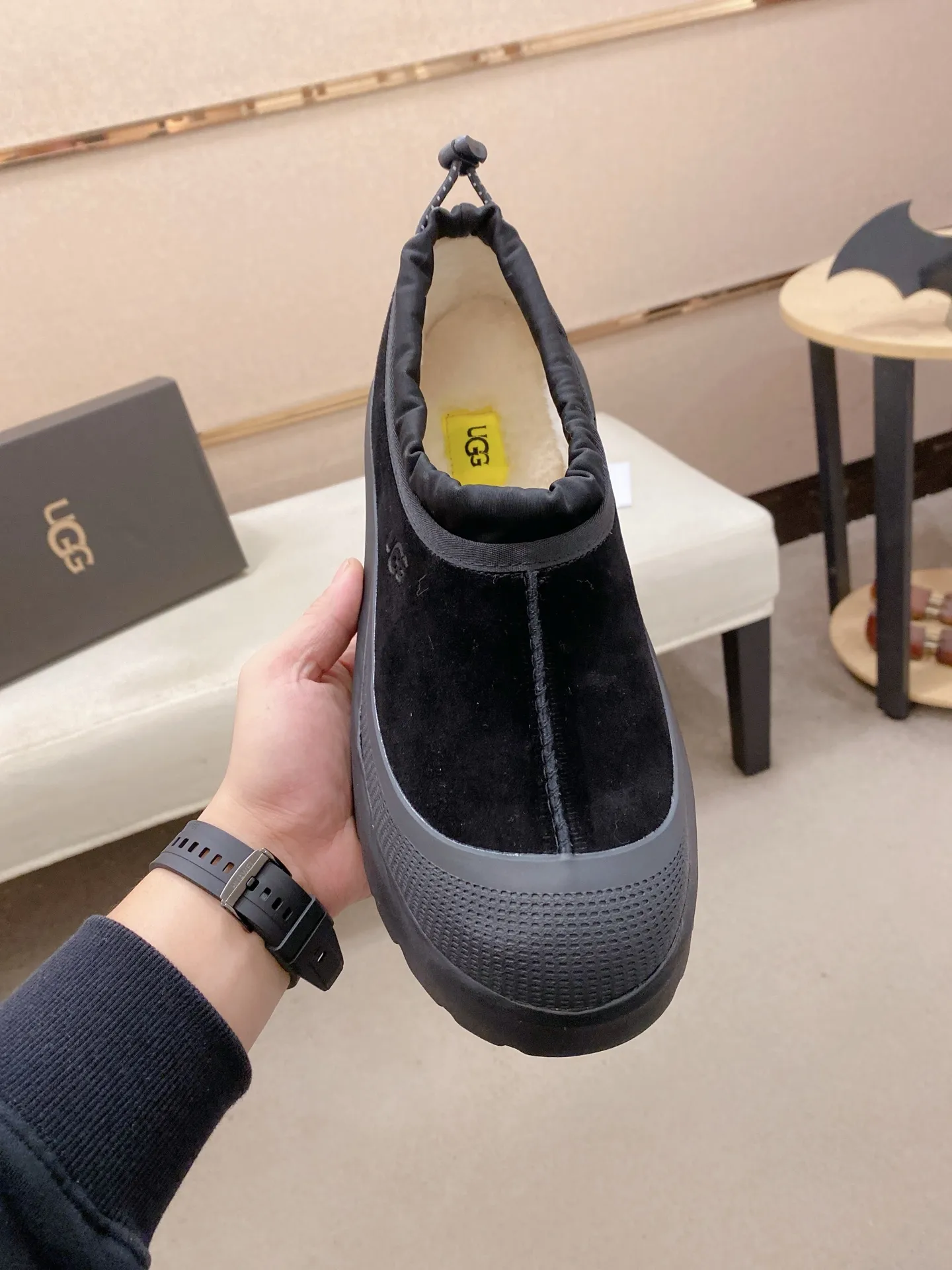 Factory price: 480💰Couple model💏 Same style as Wang Yibo, North American men's shoes Ugg ☃️In the special sale of new high-quality men's shoes snow boots in autumn and winter, the nemesis of extreme cold weather! Made of cowhide leather, merino wool lining, and original outsole, whether driving, outdoor or daily wear, there is always one that suits you! Male and female size: 35-46.